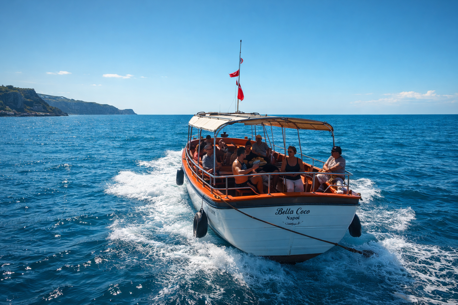 Barco de turismo navegando com passageiros
